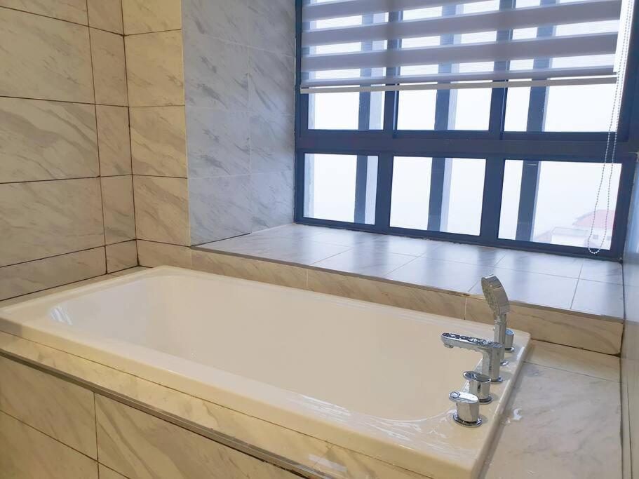 Seaview#Warmth#Netflix#Privatebathtub#Seasideluxurycondo#Imperioresidence Malacca Exterior photo